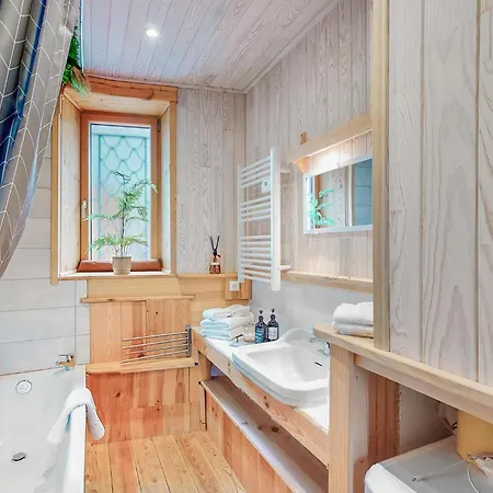Lovely In With Wifi Holiday home *